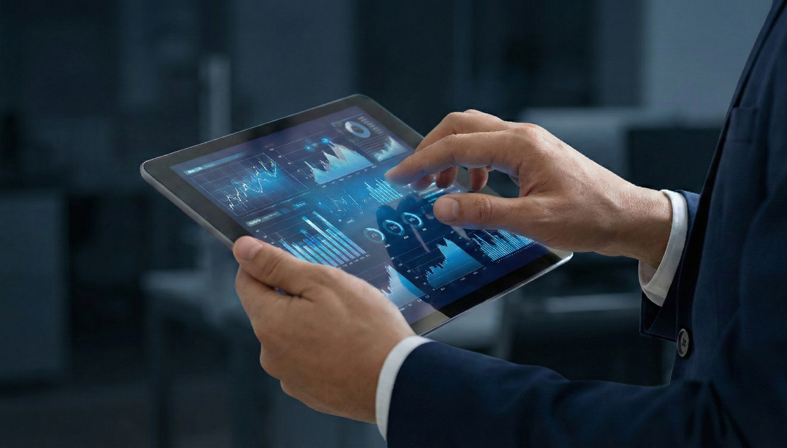 グラフやデータが表示されたタブレット端末を操作している様子