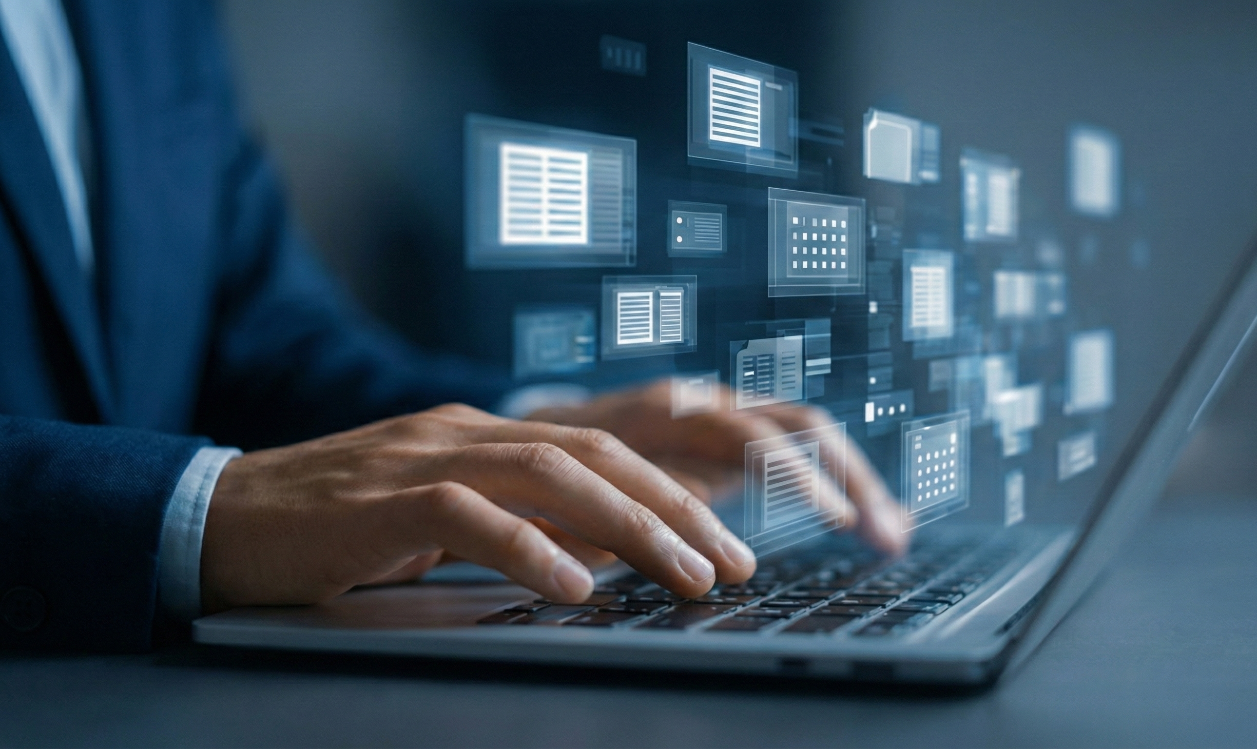 ノートパソコンのキーボードをタイピングしている手元のアップ